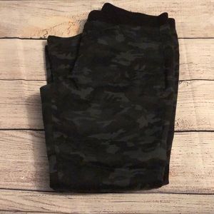 Black camo jeggings